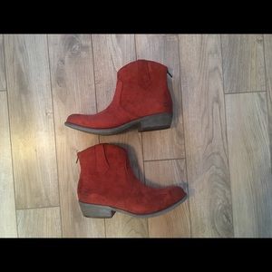 Cinnamon vegan suede booties